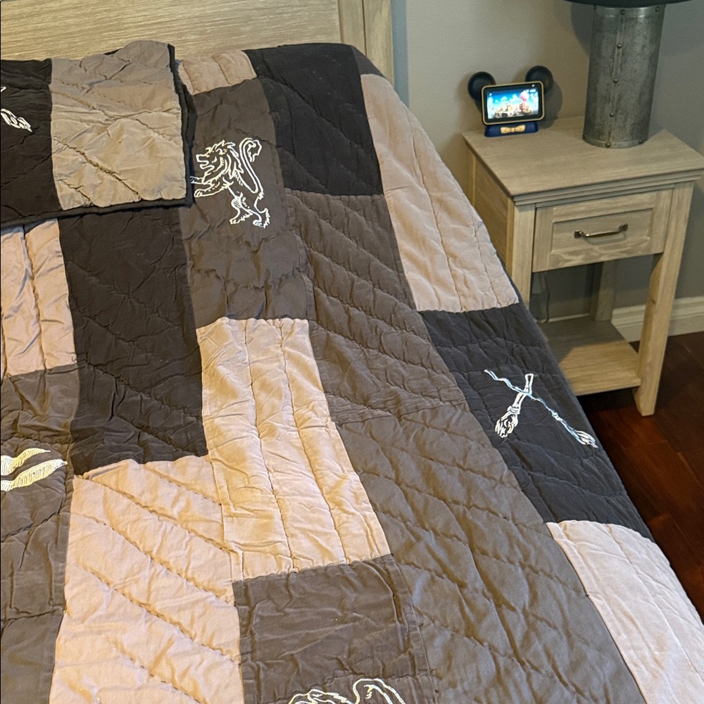Pottery Barn Teen. Quidditch Quilt Set - Gray - Picture 10 of 10